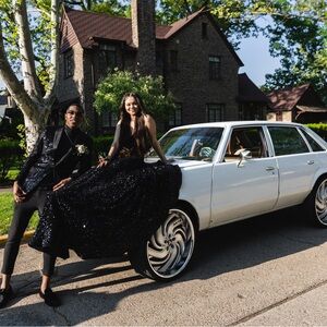 Beautiful prom
Dress wore only a few hour asking 425.